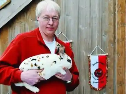 Hans G&uuml;nter Noormann mit seinem kapitalen Kaninchen, f&uuml;r das er jetzt den Siegertitel auf Bundesebene bekam. Es ist der bisher gr&ouml;&szlig;te Erfolg f&uuml;r den Z&uuml;chter aus Neuenkoop.