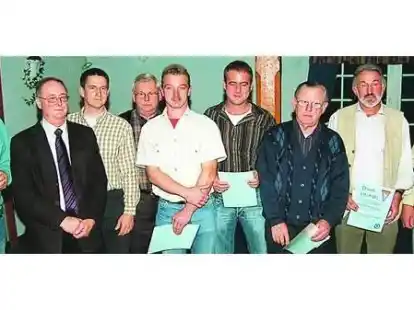 Der Vorsitzende Hans-Helmut Petter (2.von links) ehrte zahlreiche Mitglieder.