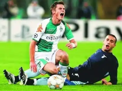 Markus Rosenberg (links) hatte gegen die Lazio-Abwehr einen schweren Stand. In dieser Szene wird Werders Angreifer vom R&ouml;mer Lorenzo de Silvestri unsanft gebremst.