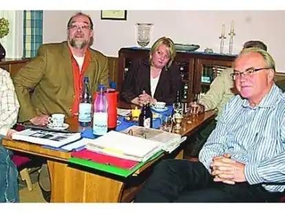 Diskussionsrunde im P&uuml;ttenhus: (v.l.) der D&ouml;tlinger Heimatforscher Karsten Grashorn, Prof. Dr. Gerhard Kaldewei, Christine Schwarze, Vorsitzender Eckehard Hautau, 2. Vorsitzender Dr. Manfred Schwarz
