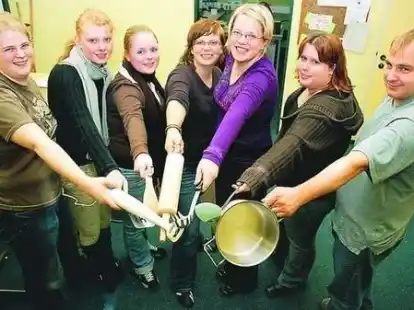 Probten am Mittwochabend schon mal f&uuml;r den guten Zweck (von links): Rebecca von Dobbeler, Kim Schicks, Svenja L&uuml;bbering, Sarah von Dobbeler, Marina Bruns, Kristina Meyer und Kai Stollberg.