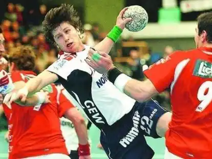 Der Brasilianer Renato Rui (am Ball) nutzt entschlossen die L&uuml;cke in der Melsunger Deckung. Mitspieler und WHV-Kreisl&auml;ufer Kristijan Ljubanovic (links) hatte zuvor kr&auml;ftig nachgeholfen, diese L&uuml;cke zu schaffen.