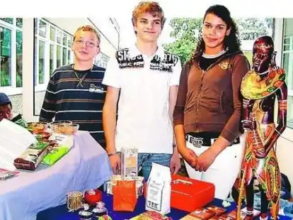 Forcieren den fairen Handel an ihrer Schule: Die Sander Jugendlichen Mike Eylers, Jan Marwin Normann und Laureen Popp leiten den Sch&uuml;ler-Weltladen.