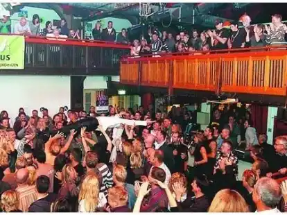 Vor dem Hintergrund des U2-Covers War singt Marc Sch&uuml;lert den Hit Sunday, Bloody Sunday (kleines Bild). Sp&auml;ter am Abend l&auml;sst er sich in die Menge fallen und wird von seinen Fans auf H&auml;nden getragen.