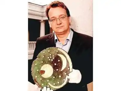 Dr. Harald Meller mit der Himmelsscheibe von Nebra