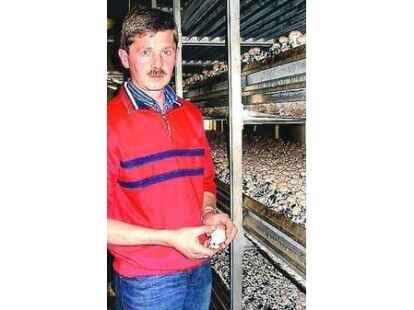 Werner Wulfers erl&auml;uterte den Besuchern die Abl&auml;ufe auf der Pilzfarm.