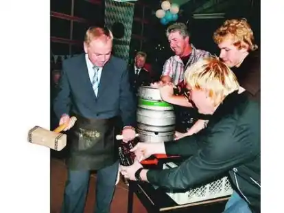 O`zapft is: B&uuml;rgermeister Hubert Frye lie&szlig; mit gekonnten Schl&auml;gen dem Bierfass auf dem Oktoberfest der Feuerwehr Ramsloh nicht den Hauch einer Chance.