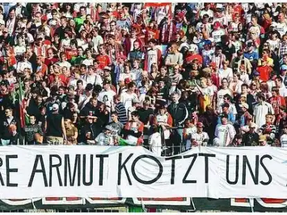 Pointierter Protest: Augsburger Fans machen ihrem Unmut &uuml;ber die TSG Hoffenheim auf ironische Art Luft. Allein den brasilianischen Junioren-Nationalspieler Carlos Eduardo lie&szlig;en sich die Hoffenheimer rund neun Millionen Euro kosten.Bild: imago