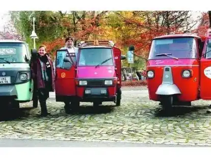 Auch die Ape-Freunde (v.l.) Brigitte Walter (Fahrzeug: Ape Classic), Manfred Rohland (Piaggio Ape 50mix) und Frank Wiese (Ape 600 MPV) waren zum Treffen in Bad Zwischenahn gekommen.