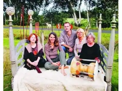Sie nahmen auf einem gro&szlig;en Bett im Garten des Ateliers Platz (von links): Karina Cooper, Ilona Schumacher, Martin Schult, Ina Schult und Barbara Renken.