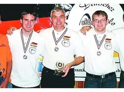 Neben dem Holl&auml;nder Jan Oostenbrink stehen (v.l.) die drei besten deutschen Spieler: Moritz Tsch&ouml;rtner, Frank Oltmanns, Marcel Viand sowie rechts Horst K&ouml;ster.