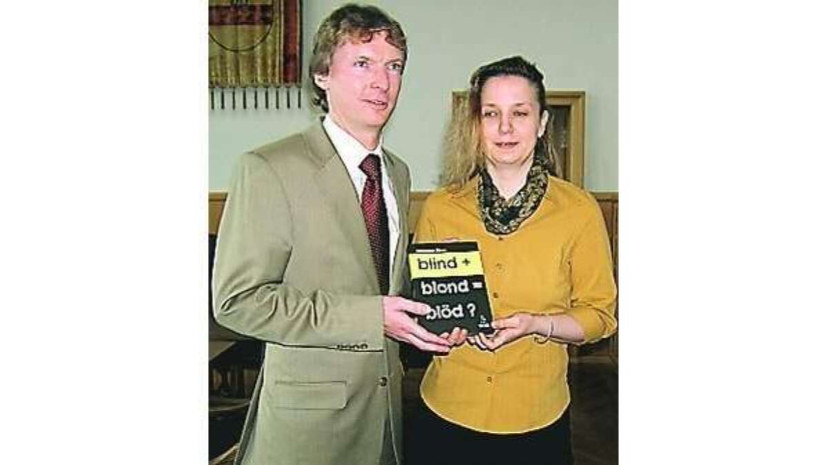 Blinde Powerfrau berreicht Stadt ihr Buch