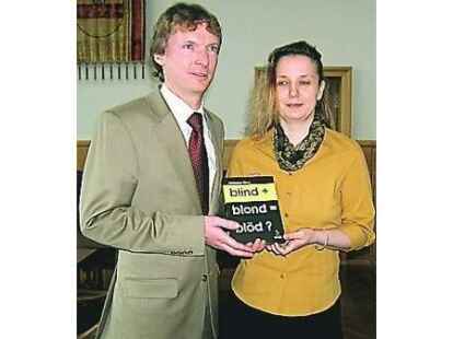 Blinde Powerfrau berreicht Stadt ihr Buch