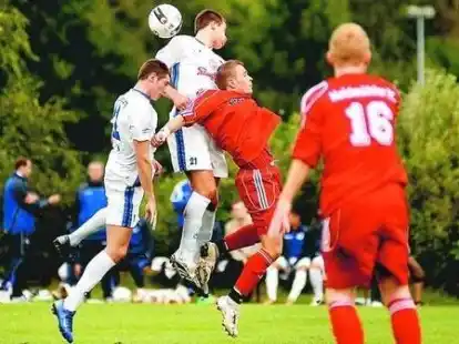 &Uuml;bersprungen hat der VfB Oldenburg II (wei&szlig;e Trikots) die H&uuml;rde Heidm&uuml;hle. An der Maastrichter Stra&szlig;e gab es einen nie gef&auml;hrdeten 4:0-Erfolg.