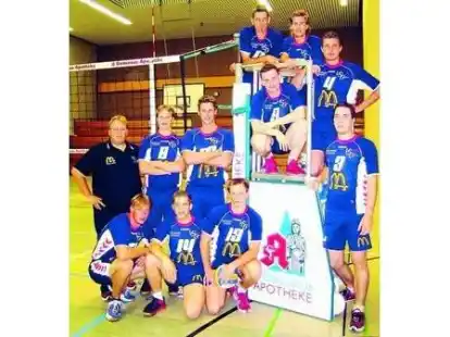 Das Volleyball-Team der VSG Ammerland (von links nach rechts): Trainer Torsten Busch, Christian Gr&uuml;nefeld, Dirk Achtermann, Alexander Janssen, Kai Onuscheit, Lars Achtermann, Martin M&uuml;nzberger, Moritz D&ouml;pke, Daniel Wiechmann, Wolfgang Blaszyk und Arne D&ouml;pke. Nicht auf dem Bild: Olaf Kreike und Tobias Knieper.