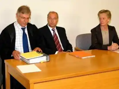 Die Bew&auml;hrungsstrafe gegen Franz Andratzke (Mitte), neben ihm Ehefrau Elke Andratzke, hat das Gericht in eine Geldstrafe umgewandelt. Anwalt Eckart Behm hatte eine Freispruch erhofft. BILD: ULRICH SCH&Ouml;NBORN