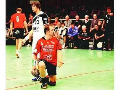 So bereitete sich Christian Brecht auf den Siebenmeter vor. Magdeburgs Coach Helmut Kurrat (rechts) war mit der Entscheidung nicht einverstanden.