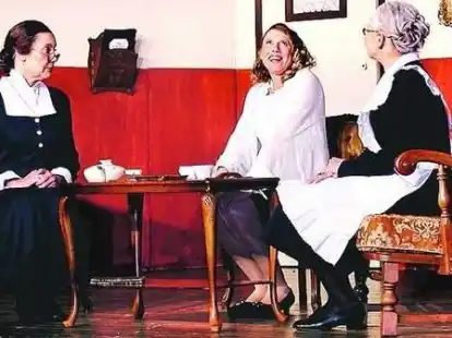 Gem&uuml;tliche Teestunde? Die r&uuml;stigen Tanten Abby (Magret Hermes, r.) und Martha Brewster (Irene H&auml;seker, l.) besprechen sich mit Elaine Harper (Manuela R&uuml;ter, Mitte)