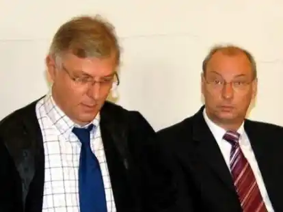 Franz Andratzke (rechts) hat die gegen ihn verh&auml;ngte Geldstrafe akzeptiert. Links sein Anwalt Eckart Behm.BILD: ULRICH SCH&Ouml;NBORN