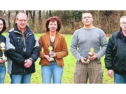 Zufriedene Hundebesitzer (v.l.): Grit Kaap, Alfons Krone, Hannelore Bruns, Oliver Knappl, Heinz-J&uuml;rgen Stets.