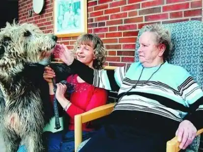 Keine Angst vor gro&szlig;en Hunden: Ella Voss (rechts) freut sich &uuml;ber den tierischen Besuch aus Apen. Maike Mehlitz engagiert sich ehrenamtlich im Altenwohnzentrum.