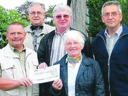Klaus Westphal, Dieter Winkelvo&szlig; und Wilfried Hartenberger (hinten, v. l.) vom Chor Stella Polaris &uuml;berreichten Erwin Kontek und Gisela Eilers-Isembart vom Verein &bdquo;Kinder von Tschernobyl&ldquo; den Spendenscheck.