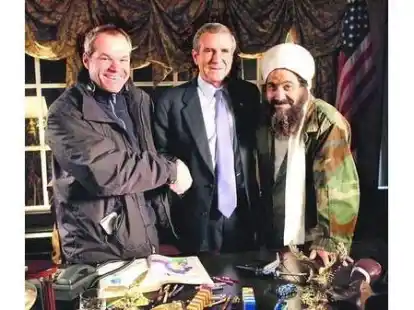 Ist das lustig? Der deutsche Regisseur Uwe Boll (l.) begr&uuml;&szlig;t die Darsteller von US-Pr&auml;sident George W. Bush (Mitte) und Osama bin Laden am Filmset von &bdquo;Postal&ldquo;