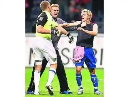 Torwarttrainer Peter Gadinger (Mitte) trennte die Streith&auml;hne Markus Miller (li.) und Bradley Carnell.