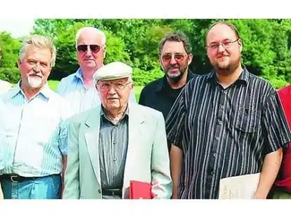 Ehrung beim SPD-Grillfest in Blexen: (von links) MdB Holger Ortel, Ratsherr Herbert Dannemeyer, Stadtverbandsvorsitzender Kurt Winterboer, Hermann Popken, Vorsitzender Rainer Ziegler, Hanno Ziegler und der Landtagskandidat Hermann Mohrschladt.