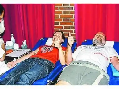Keine Angst vor der Blutspende: Friederike Lenz und &bdquo;Sammy&ldquo; Siemens.