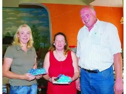 Mit Pr&auml;senten bedankte sich Klaus Speckels bei den Spenderinnen Sandra B&ouml;lts und Michaela Multins (v.l.). Bild: Eischeid