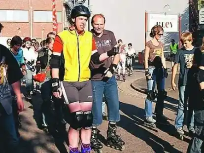 Spa&szlig; auf Rollen. 50 Skater gingen bei der Cloppenburger Blade-Night auf die 15-Kilometer-Strecke.