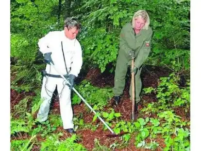 Die kriminaltechnische Assistentin Birgit Apken (links) und Polizeikommissarin Tanja Doden mit Metallsuchger&auml;t und Spaten bei der &bdquo;Schatzsuche&ldquo; im Schafhauser Wald.