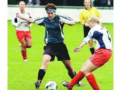 Abgeblockt: Die H&ouml;ltinghauserinnen (in Gr&uuml;n) lie&szlig;en den Spielerinnen aus Twist keinen Raum zur Entfaltung.