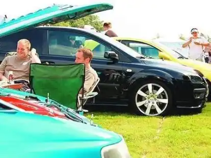 Die Fahrer hatten ihre Zelte zwischen den Fords aufgeschlagen. Neben Fachsimpeleien gab es reichlich Gelegenheit zum gem&uuml;tlichen Beisammensein.