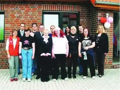 Bewohner und Betreuer vor dem neuen Haus, ganz rechts Wohnst&auml;tten-Leiterin Jutta Arndt