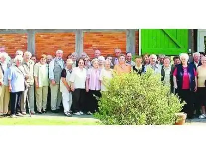 Th&uuml;ler Seniorinnen und Senioren stellten sich w&auml;hrend ihrer Kaffeepause zum Gruppenbild auf. Die &auml;lteren Menschen reisten nach Oldenburg und in die Wesermarsch.