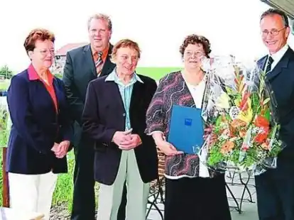 Blumen f&uuml;r Johanne Heyna gab es von Hans-Friedrich Br&uuml;nlow (r.). Es gratulierten au&szlig;erdem EdithJan&szlig;en (v.l.), Hendrik L&uuml;bsen und Bodo Heyna.