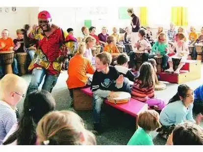Ivon Ndula brachte den Viertkl&auml;sslern afrikanische Trommelrhythmen bei. Dabei hatten nicht nur die Kinder der Paul-Sillus-Schule jede Menge Spa&szlig;.
