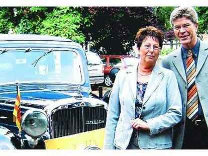 Im Oldtimer chauffiert: Doris Eckert-Bugs wurde von Helmut Scherbeitz in den Ruhestand verabschiedet.