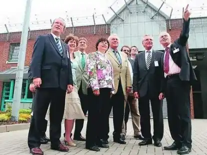Gef&auml;ngnisleiter Gerd Koop (r.) erl&auml;utert holl&auml;ndischen Abgeordneten die Modell-Anstalt. Neben ihm Uwe Biester, rechtspolitischer Sprecher der CDU-Landtagsfraktion.