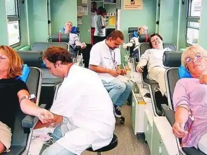 Werben f&uuml;r Blutspendetermine in Jever: DRK-Gebietsreferent Jann Ewen und die Leiterin des &ouml;rtlichen Blutspendedienstes, Gudrun Jan&szlig;en.