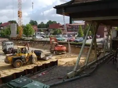 Das Garagendach wurde abgest&uuml;rzt und die Wand abgetragen, damit es zu keinen Gefahrensituationen kommt.BILD: KOLLOGE
