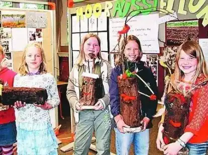 Bastelten &bdquo;Moorgeister&ldquo; (v.l.): Matea Hausmann, Jennifer Langhorst, Silke Trautmann, Joelle Kanapin und Marlene Buschmann aus der Klasse 3 b mit ihren selbst gebastelten Figuren.