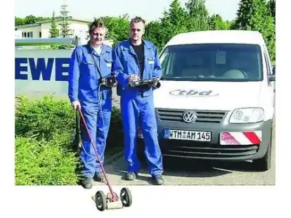 Mit hochempfindlichen Messger&auml;ten  pr&uuml;fen Jochen Warntjen und Sebastian Gerber f&uuml;r die EWE Netz das Erdgasleitungsnetz.