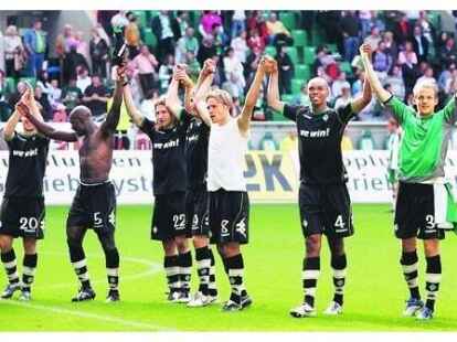 Herzlicher Dank an 12 000 Werder-Fans: Die Bremer Spieler Hugo Almeida, Daniel Jensen, Pierre Wom&eacute;, Torsten Frings, Markus Rosenberg, Clemens Fritz, Naldo, Petri Pasanen und Christian Schulz (von links) verabschiedeten sich.