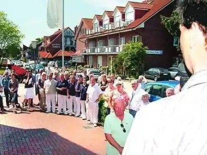 Gut 50 Vermieter schlossen sich dem Protest gegen die Baut&auml;tigkeit w&auml;hrend der Saison an.