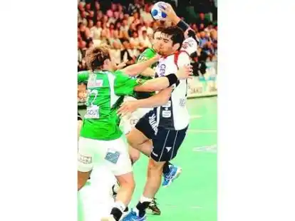 Abgeblockt: Der Wilhelmshavener David Katzirz (rechts) wird erfolgreich am Torwurf gehindert.