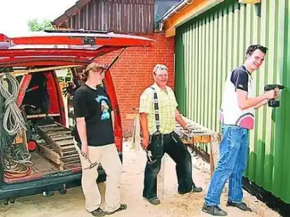 In Eigenleistung erweitern die Sch&uuml;tzen &ndash; hier Gerold Schr&ouml;der, Tochter Anja und Fabian M&uuml;ller &ndash; ihren Stand.