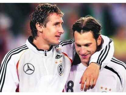Auf einmal passt kein Blatt Papier mehr dazwischen: Die j&uuml;ngst noch zerstrittenen Miroslav Klose (links) und sein Bremer Nationalmannschaftskollege Torsten Frings nach dem L&auml;nderspiel-Sieg gegen die Slowakei.